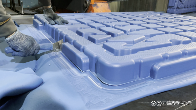 吹塑托盤生產（chǎn）工藝